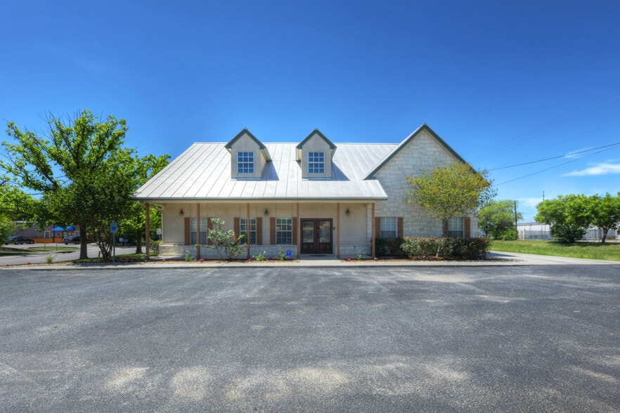 1492 S Seguin Ave, New Braunfels, TX for lease - Building Photo - Image 2 of 27