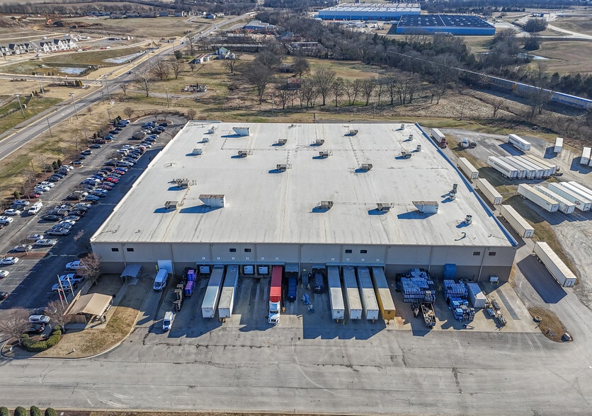 SPRING HILL LOGISTICS CENTER portfolio of 2 properties for sale on LoopNet.com - Building Photo - Image 3 of 39