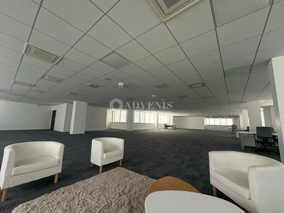 Office in Vélizy-Villacoublay for lease Interior Photo- Image 1 of 3