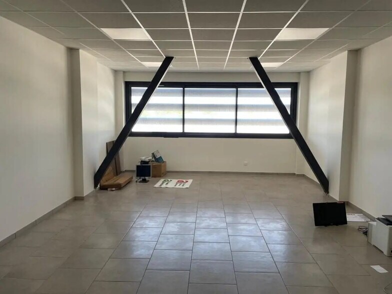 Office in La Crau for lease - Interior Photo - Image 3 of 6