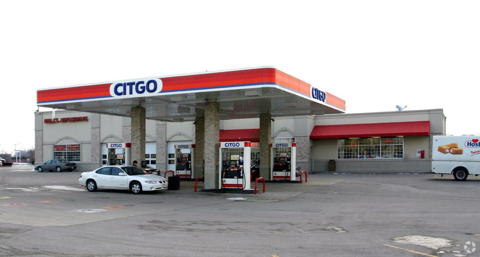 8333 W Layton Ave, Milwaukee, WI for lease - Building Photo - Image 2 of 4