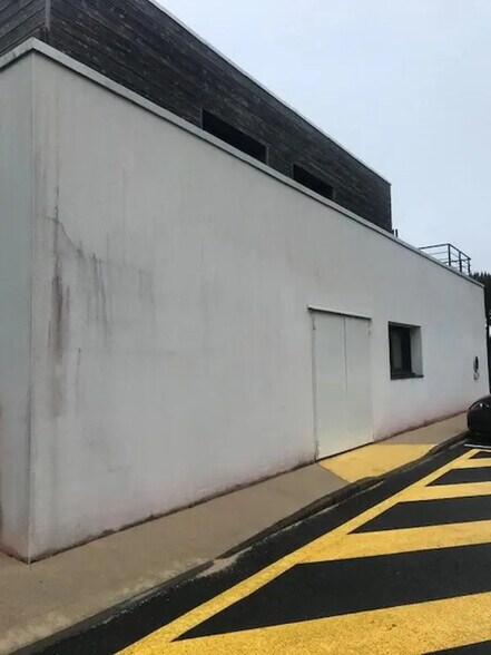 Retail in Plescop for lease - Building Photo - Image 3 of 3