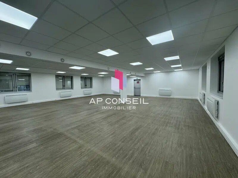 Office in Versailles for lease Interior Photo- Image 1 of 3