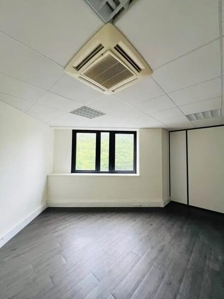 Office in Montigny-le-Bretonneux for lease - Interior Photo - Image 2 of 32