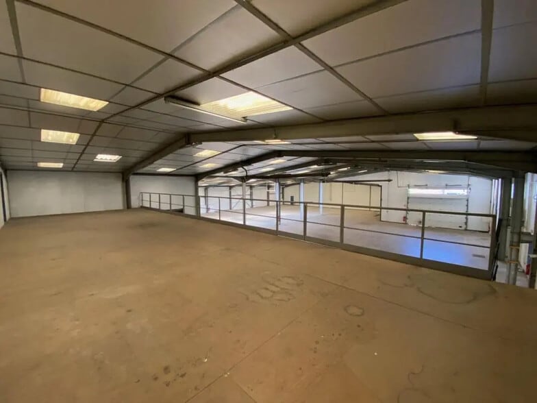 Office in CIVRIEUX-D'AZERGUES for lease - Building Photo - Image 3 of 9