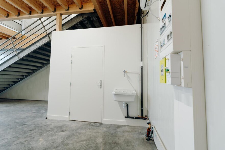 Flex in Halluin for lease - Building Photo - Image 3 of 11