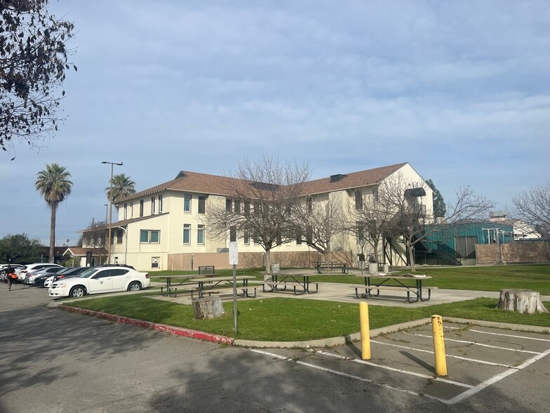 4441 E Cesar Chavez Blvd, Fresno, CA for lease - Building Photo - Image 2 of 7