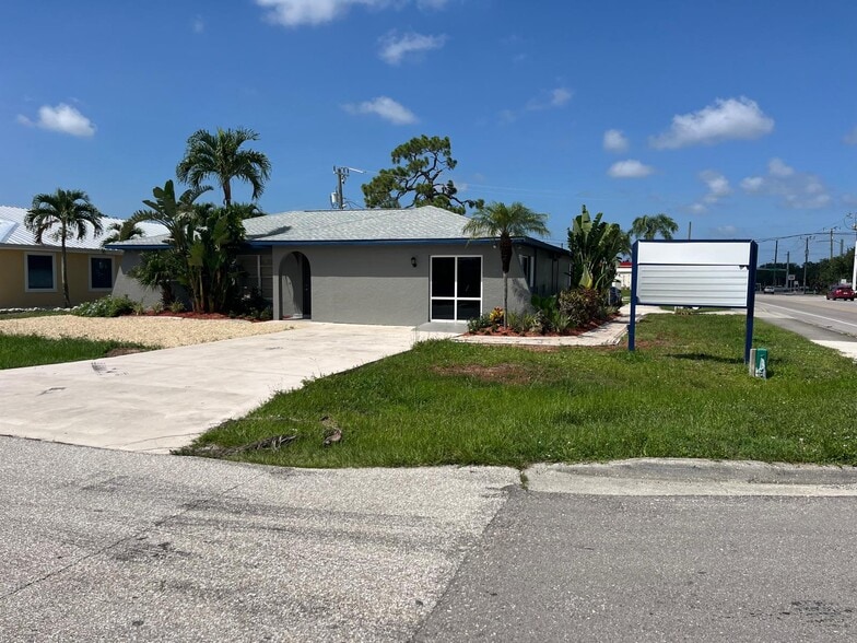 7328 Sanibel Blvd, Fort Myers, FL for lease - Building Photo - Image 1 of 11