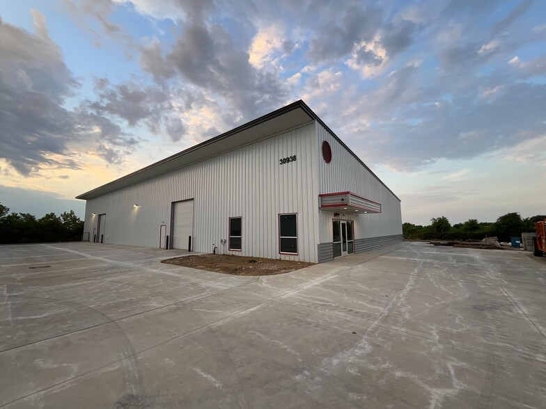 30934 Westbound Katy, Brookshire, TX for lease - Building Photo - Image 3 of 8