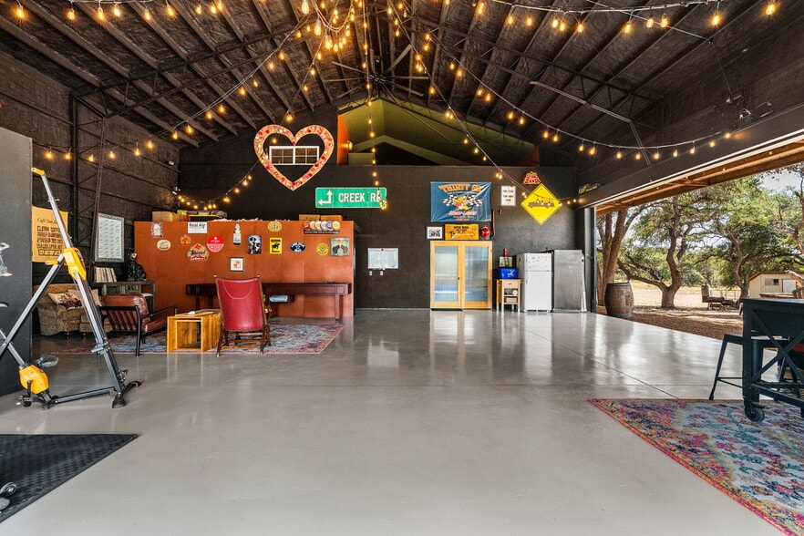 7394 Creek Rd, Dripping Springs, TX for sale - Interior Photo - Image 3 of 40