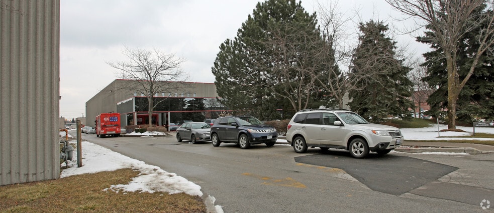 111 Sinnott Rd, Toronto, ON for lease - Building Photo - Image 2 of 3