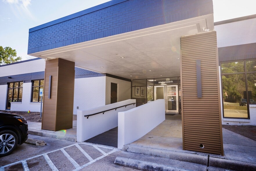 800 Riverwood Ct, Conroe, TX for lease - Building Photo - Image 2 of 9