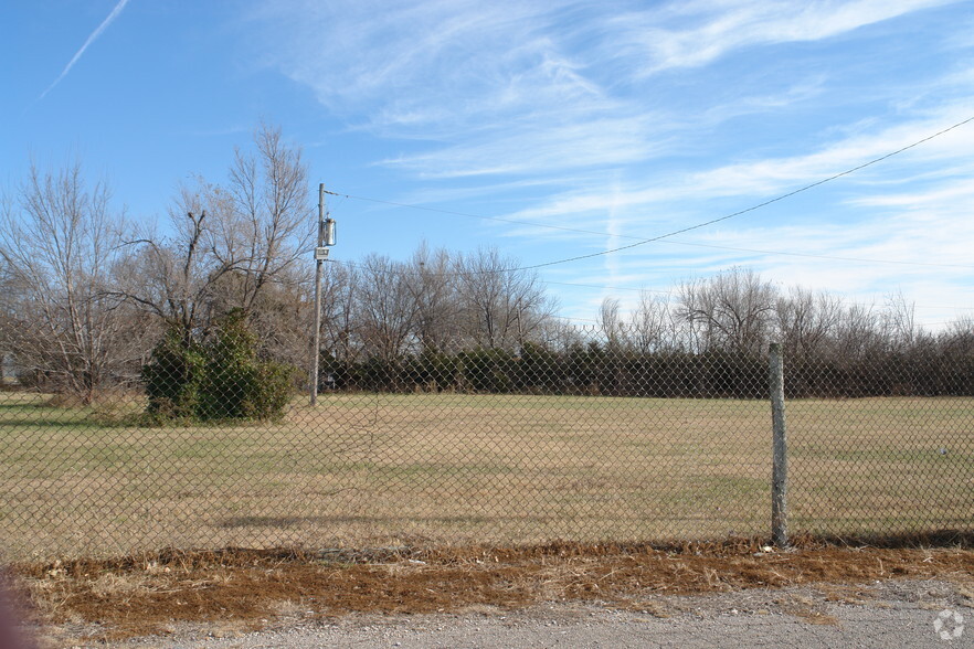 11327 E Waterman St, Wichita, KS for sale - Primary Photo - Image 2 of 2