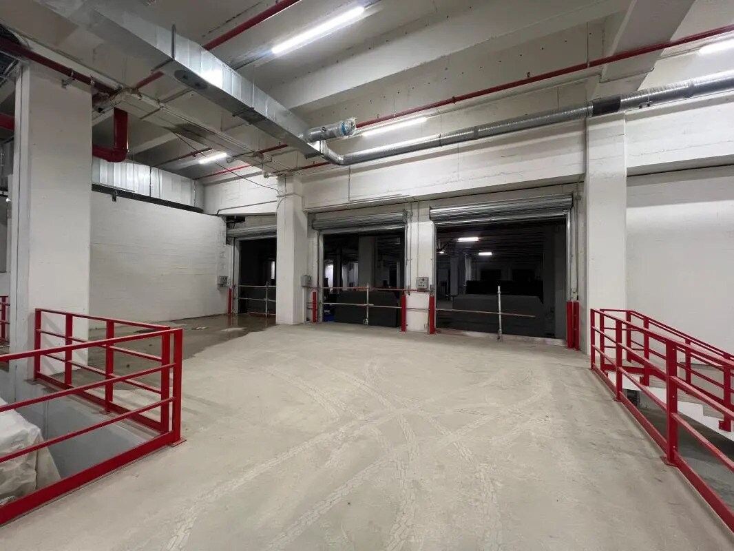 Industrial in Paris for lease Building Photo- Image 1 of 1