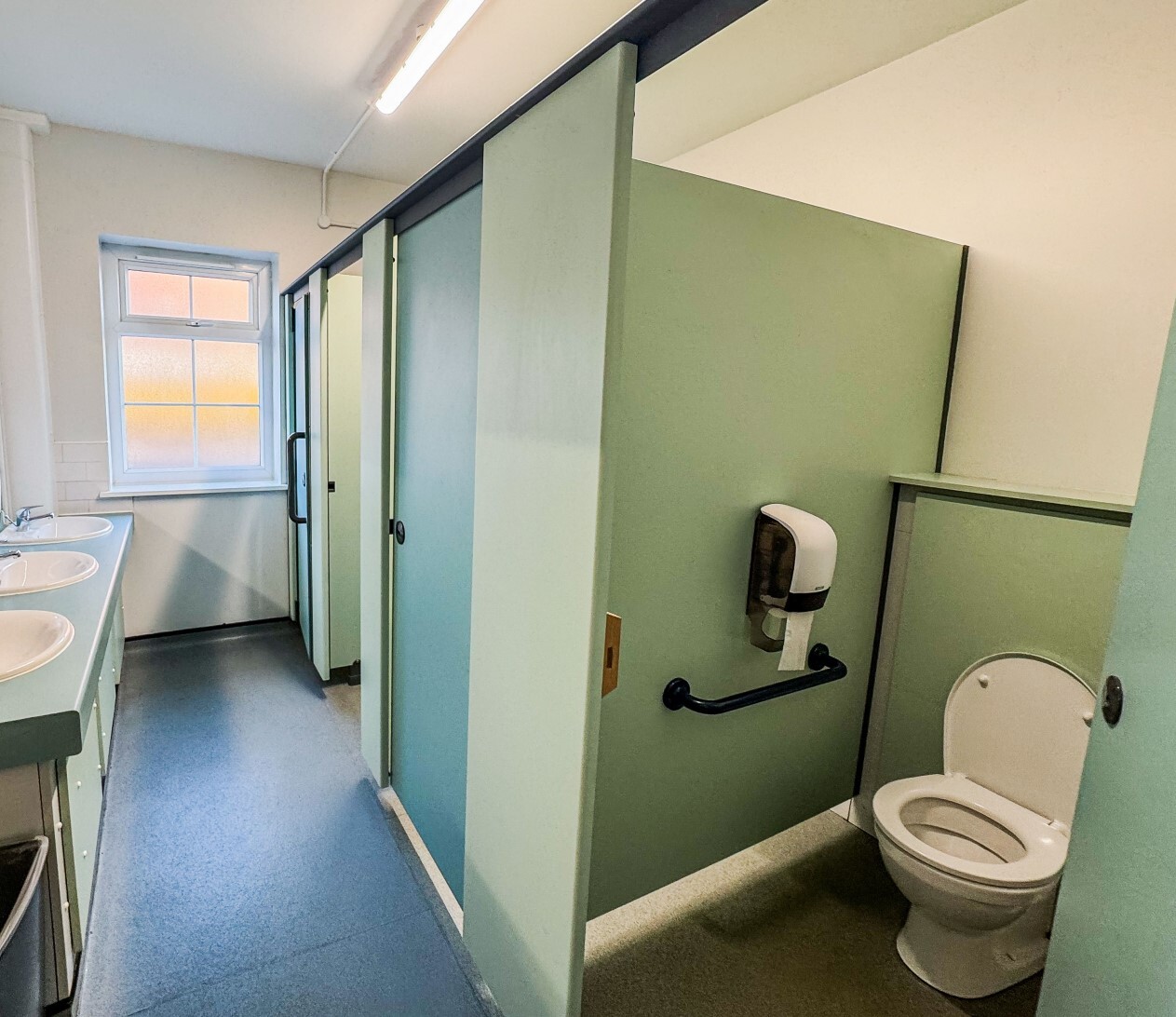 Higher Ln, Manchester for lease Interior Photo- Image 1 of 8