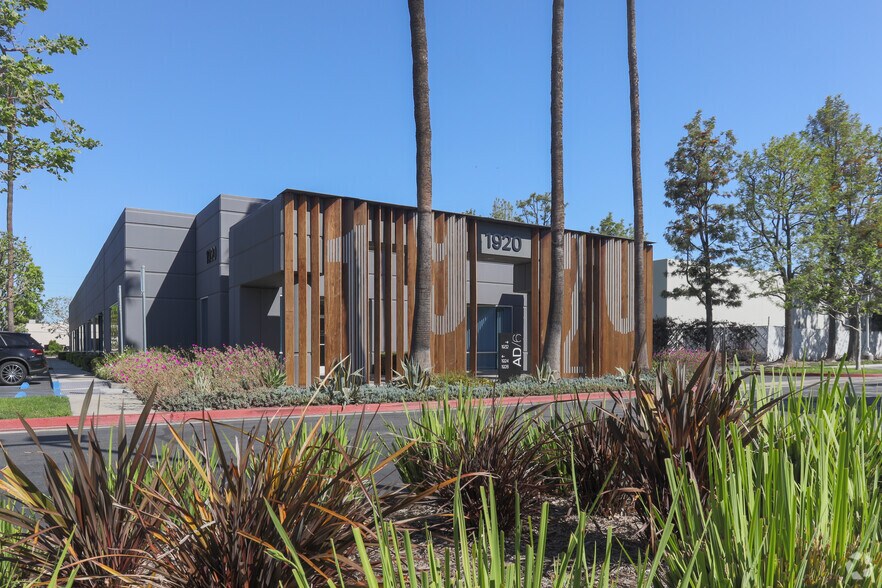 1932 E Deere Ave, Santa Ana, CA for lease - Building Photo - Image 1 of 15