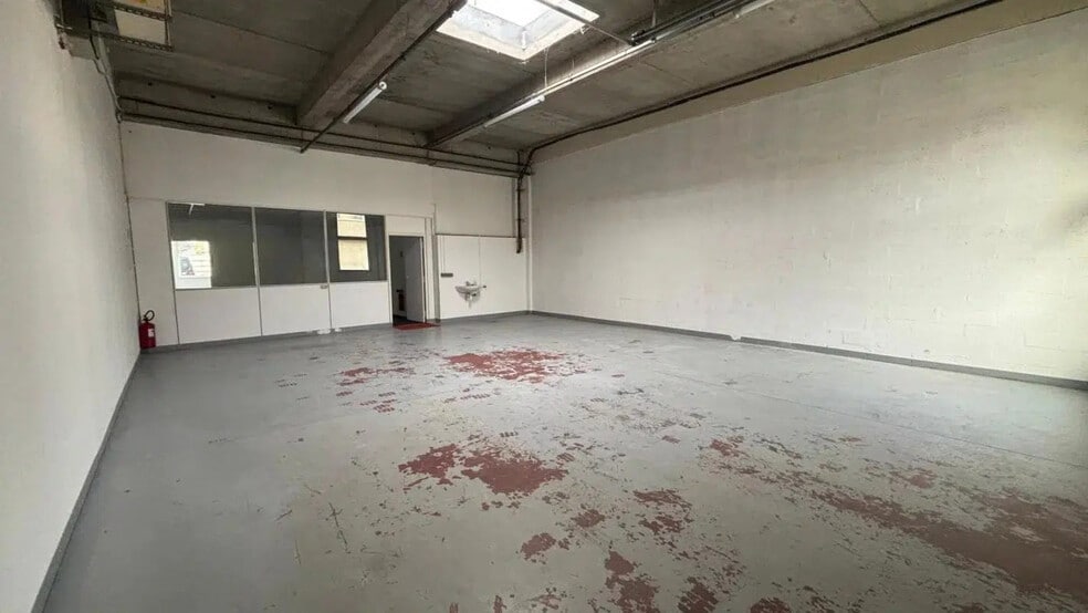 16 Rue Panicale, La Verrière for lease - Building Photo - Image 3 of 6