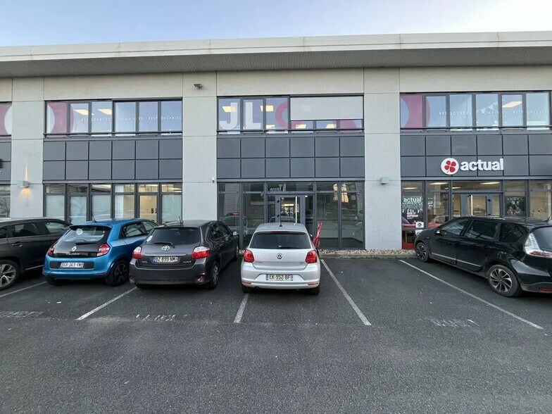 Retail in Villefranche-sur-Saône for lease - Building Photo - Image 2 of 10