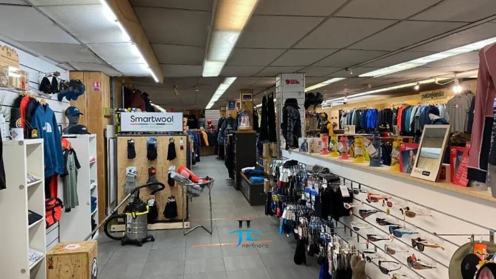 Retail in Bordeaux for lease - Interior Photo - Image 2 of 2