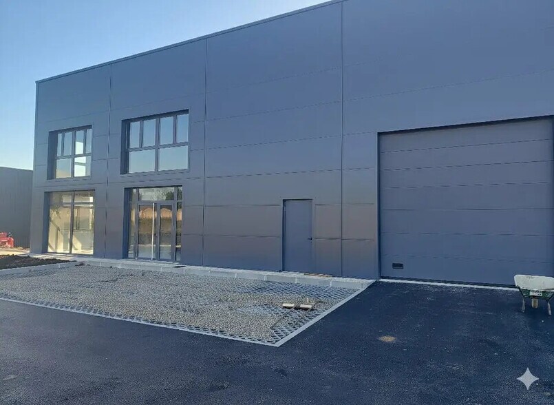 Retail in Bourgoin-Jallieu for lease - Building Photo - Image 2 of 8