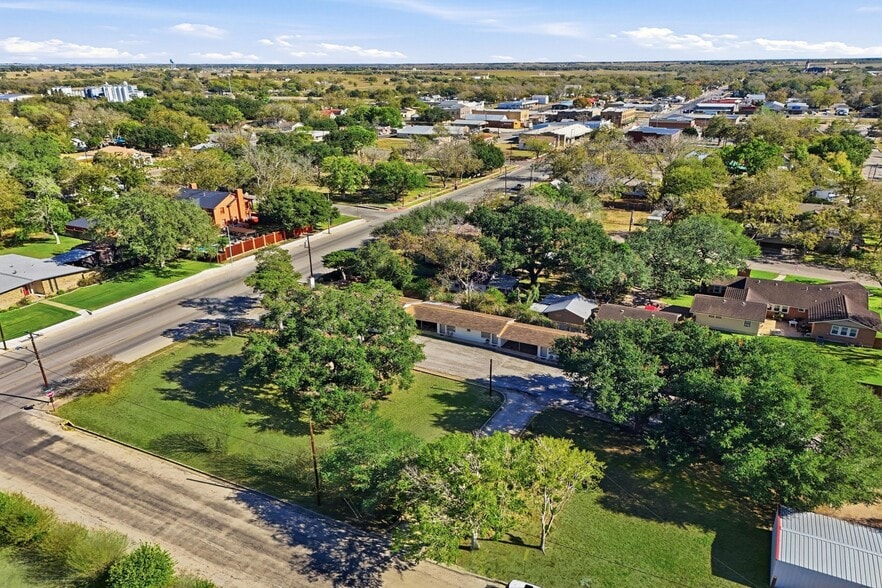 1016 N Ave E, Shiner, TX for sale - Building Photo - Image 3 of 19