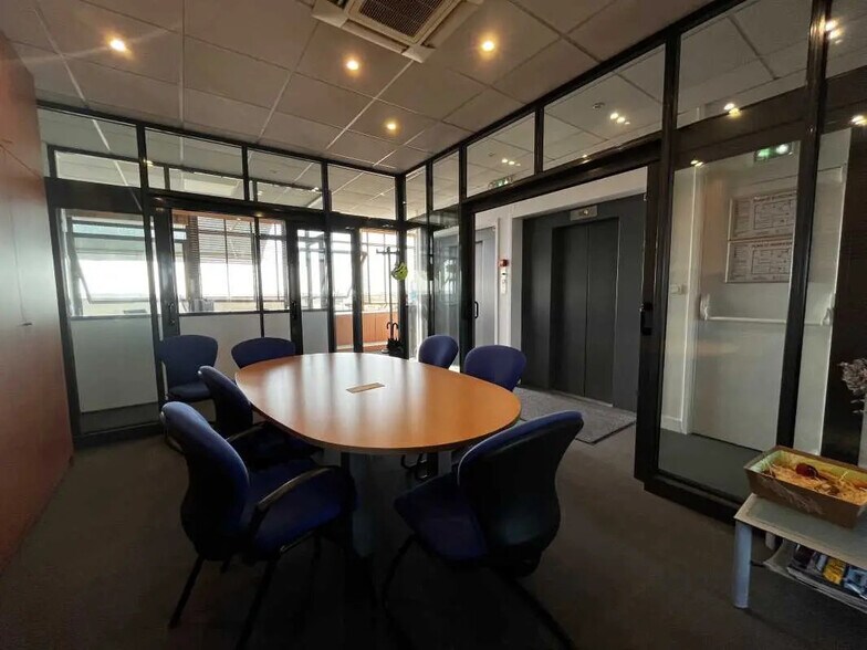 Office in Bordeaux for lease - Building Photo - Image 2 of 10