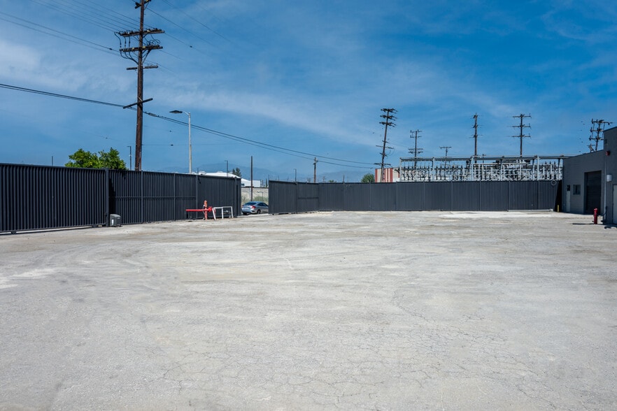 13340 Raymer St, North Hollywood, CA for lease - Building Photo - Image 2 of 4