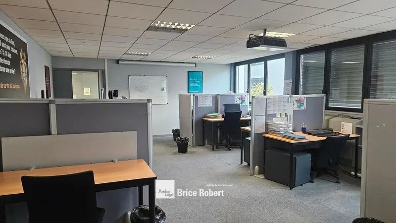 Office in Villeurbanne for lease - Interior Photo - Image 2 of 5