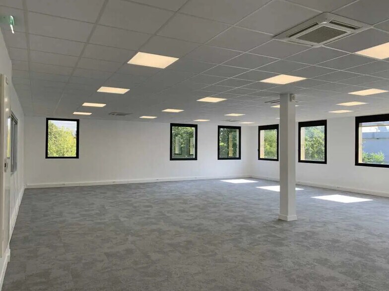 Office in Créteil for lease - Interior Photo - Image 2 of 7