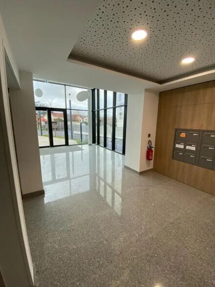 Office in Rezé for lease - Lobby - Image 3 of 6