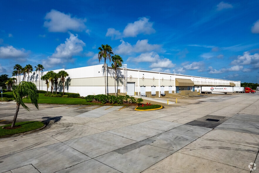 2507 Investors Row, Orlando, FL for lease - Building Photo - Image 3 of 33