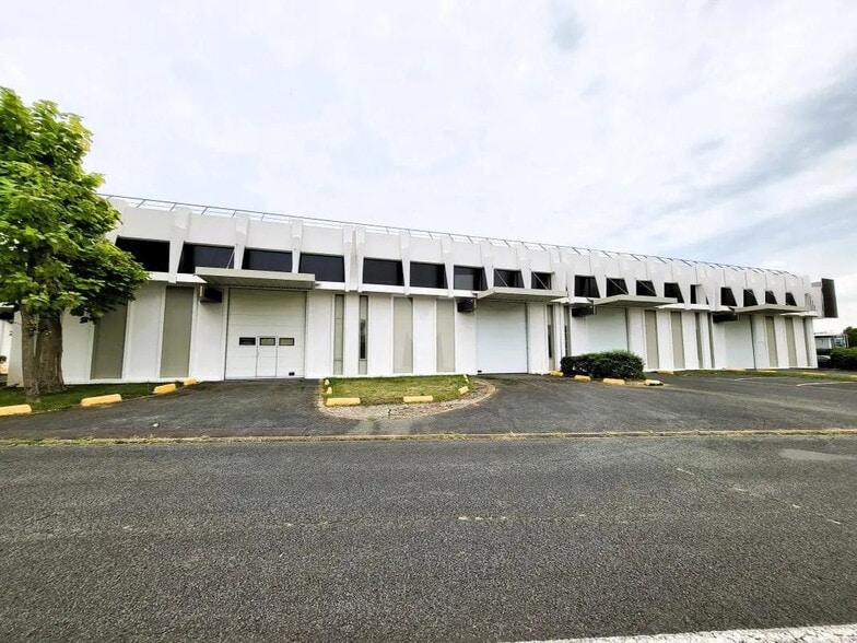 Flex in Évry-Courcouronnes for lease - Building Photo - Image 3 of 11