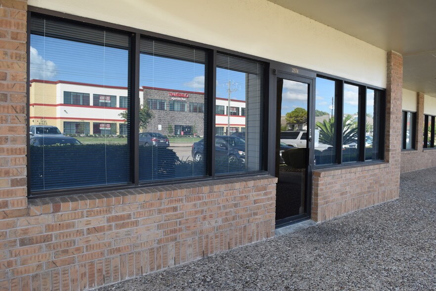 2518-2526 Westminister St, Pearland, TX for lease - Primary Photo - Image 1 of 16