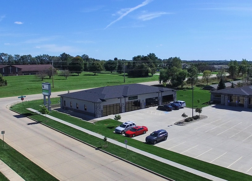 4615 Chadwick Rd, Cedar Falls, IA for sale - Building Photo - Image 1 of 1