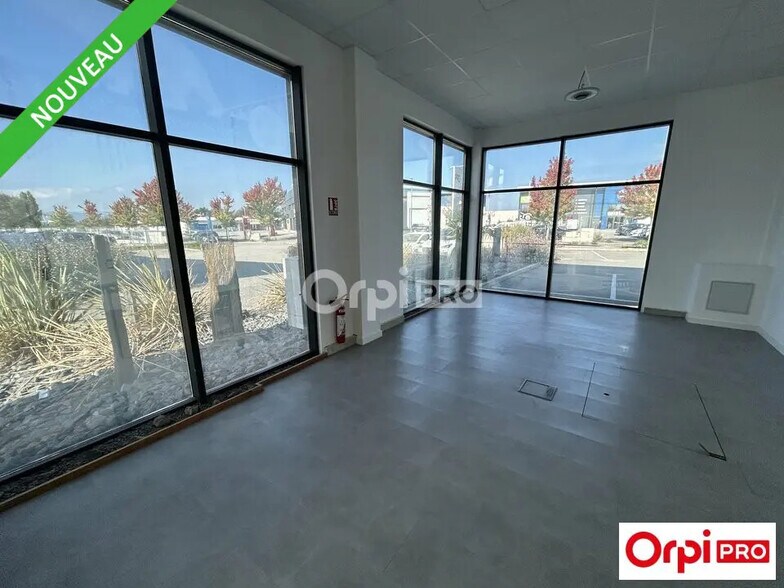 Retail in Valence for lease - Interior Photo - Image 2 of 6