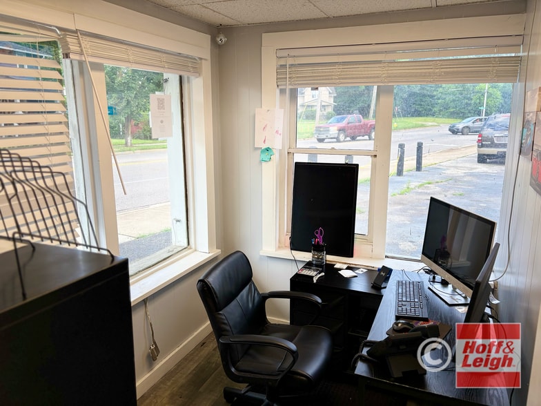 2414 East Ave, Akron, OH for sale - Interior Photo - Image 2 of 9