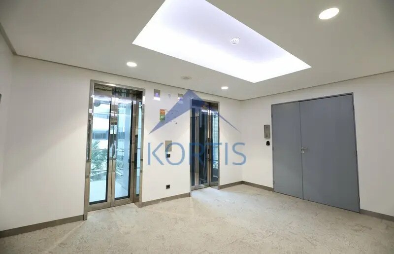 Office in Lyon for sale Lobby- Image 1 of 13