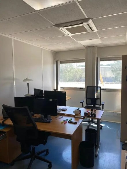 Office/Retail in Rousset for lease - Interior Photo - Image 3 of 4