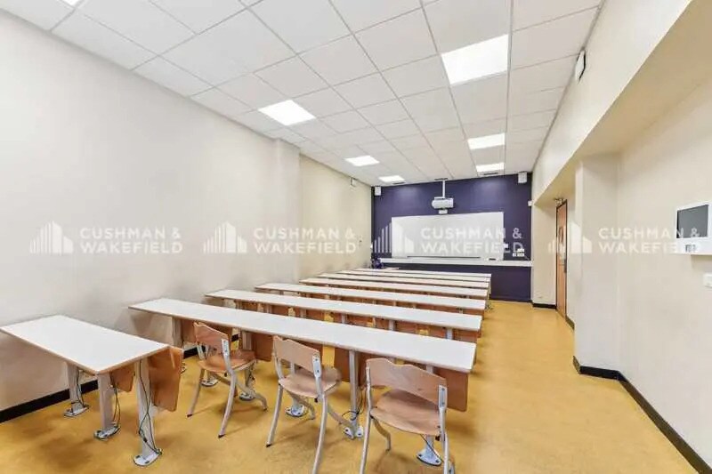 11 Rue Pierre Dupont, Paris for lease - Interior Photo - Image 2 of 10