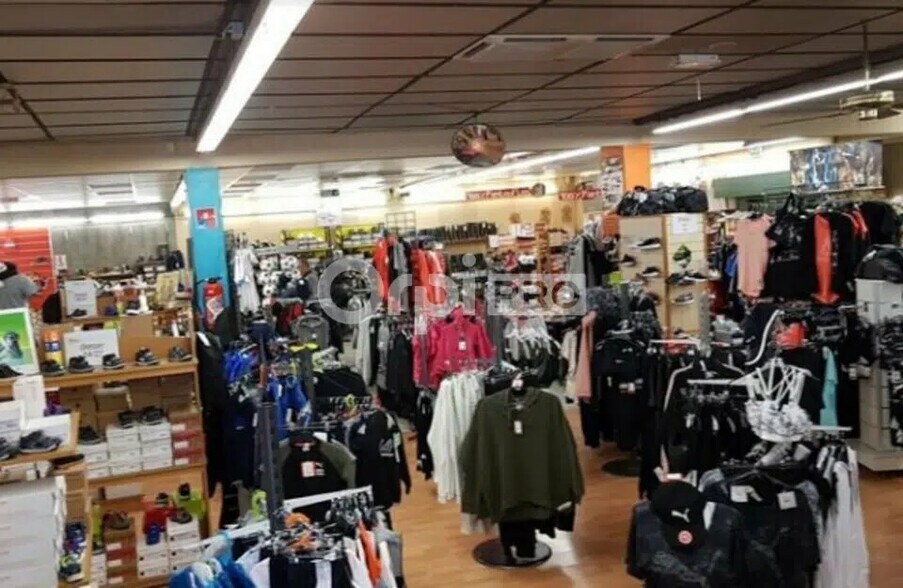 Retail in Ruy-Montceau for lease - Interior Photo - Image 1 of 7