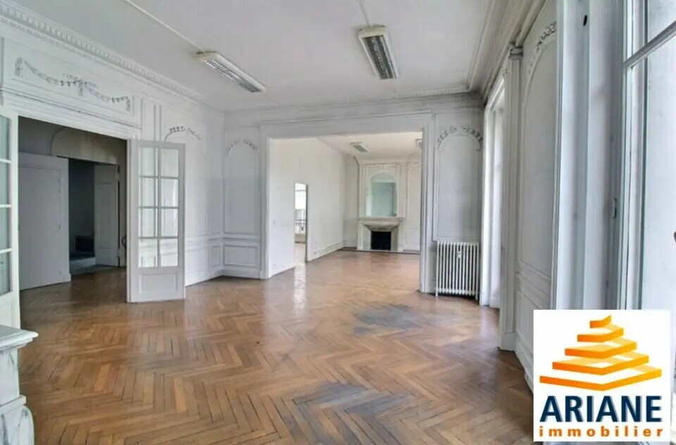 Office in Paris for lease Interior Photo- Image 1 of 5