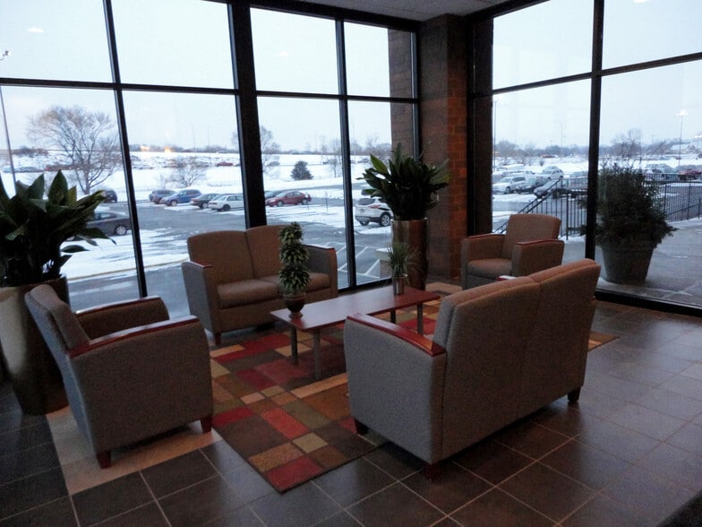 6120 Earle Brown Dr, Brooklyn Center, MN for lease - Interior Photo - Image 3 of 5