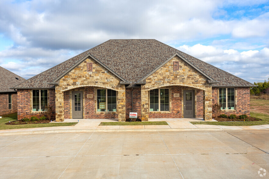 825 Kelly Lakes Pass, Edmond, OK for sale - Building Photo - Image 2 of 3