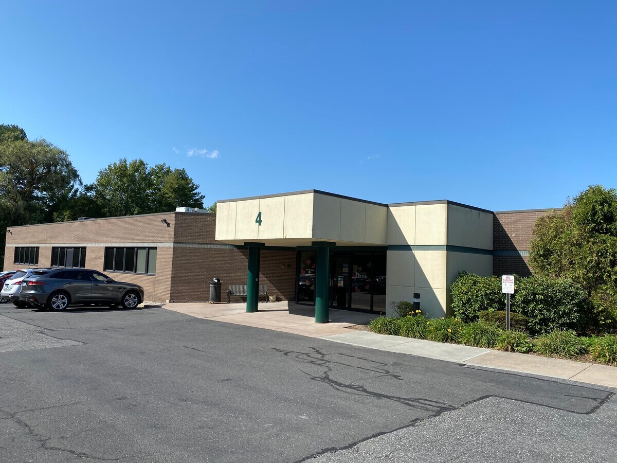 4 Northwestern Dr, Bloomfield, CT 06002