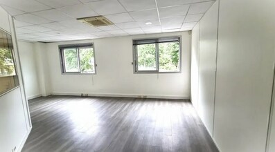 12 Boulevard Louise Michel, Évry for lease Interior Photo- Image 1 of 4