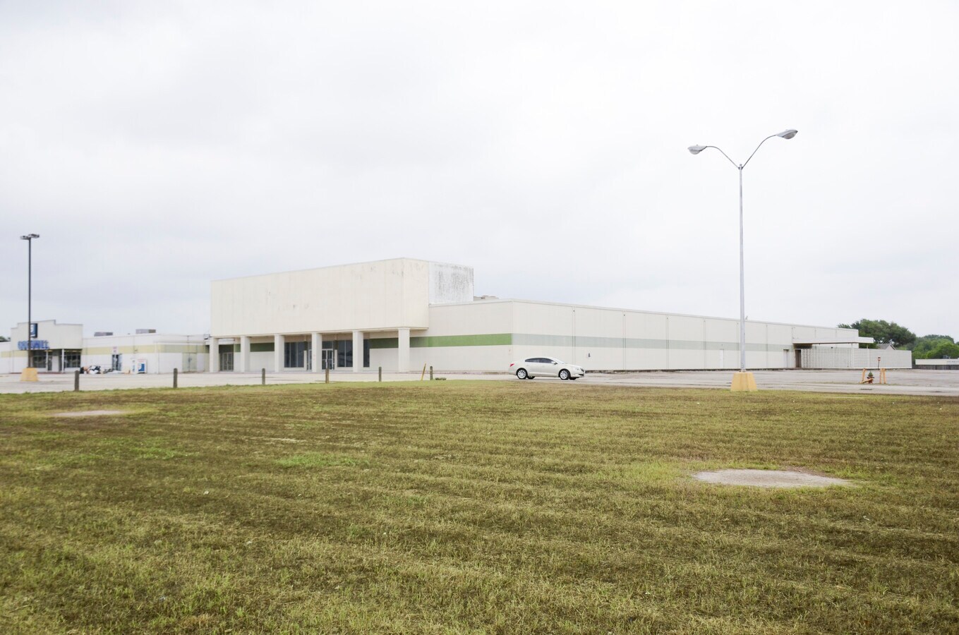 1501 E Main St, Alice, TX 78332 Sagewood Mall