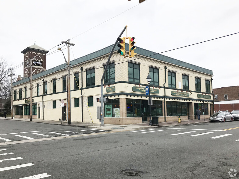 40 Guy Lombardo Ave, Freeport, NY for lease - Building Photo - Image 1 of 1