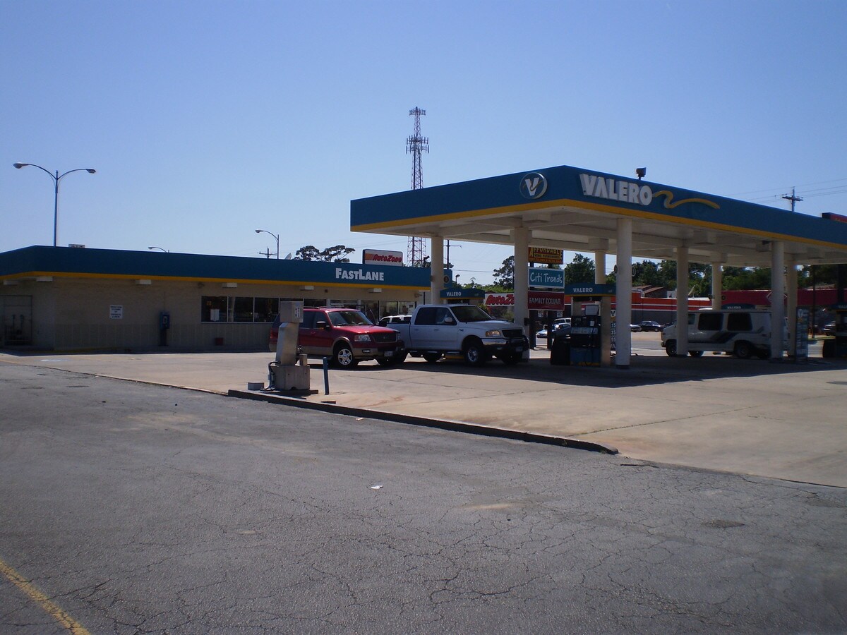 4115 E Lucas Dr, Beaumont, TX 77708