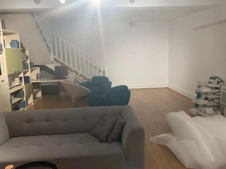 Retail in Paris for lease - Building Photo - Image 3 of 5