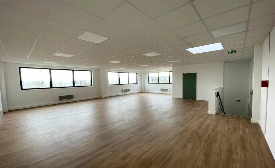 Flex in Argenteuil for lease - Building Photo - Image 3 of 7